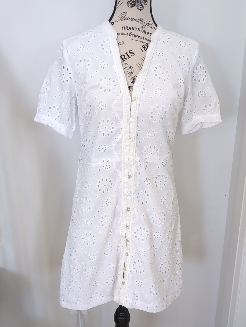 SILVER JEANS | Women's White Floral Eyelet Button-Front Cotton V-Neck Mini Dress